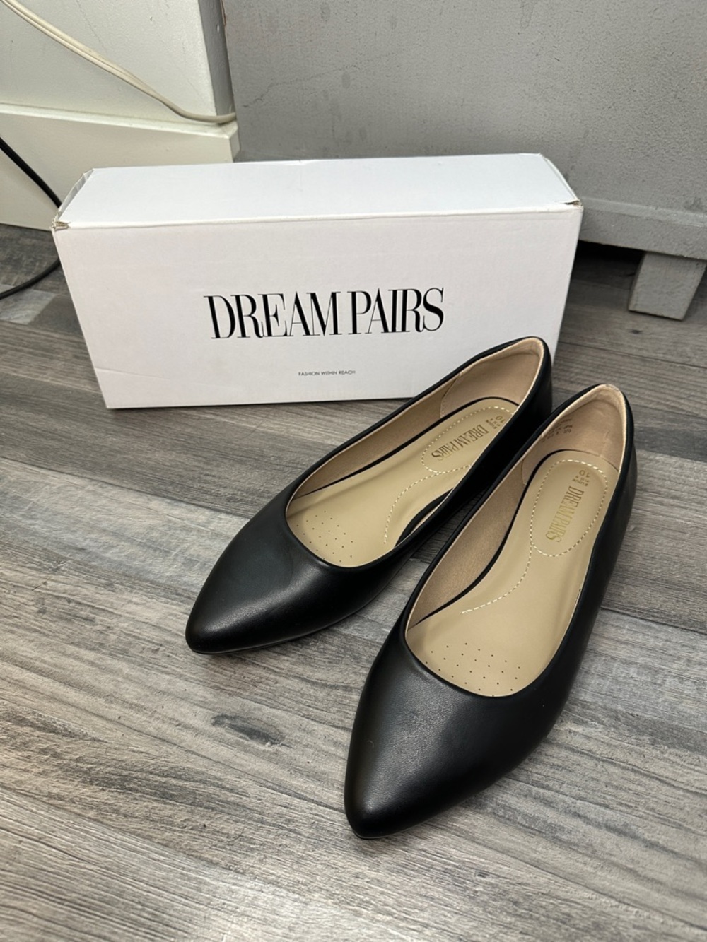 Like New! Size 10 Dream Pairs Black Pointed-Toe Flats Shoes Vegan Leather